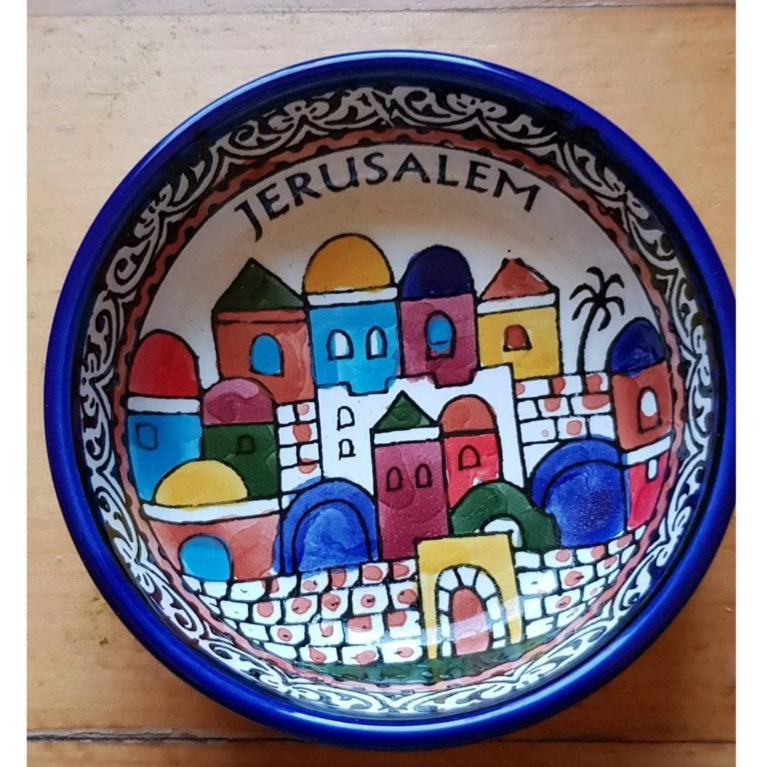 Ceramic bowls for serving or decoration. 14 cm