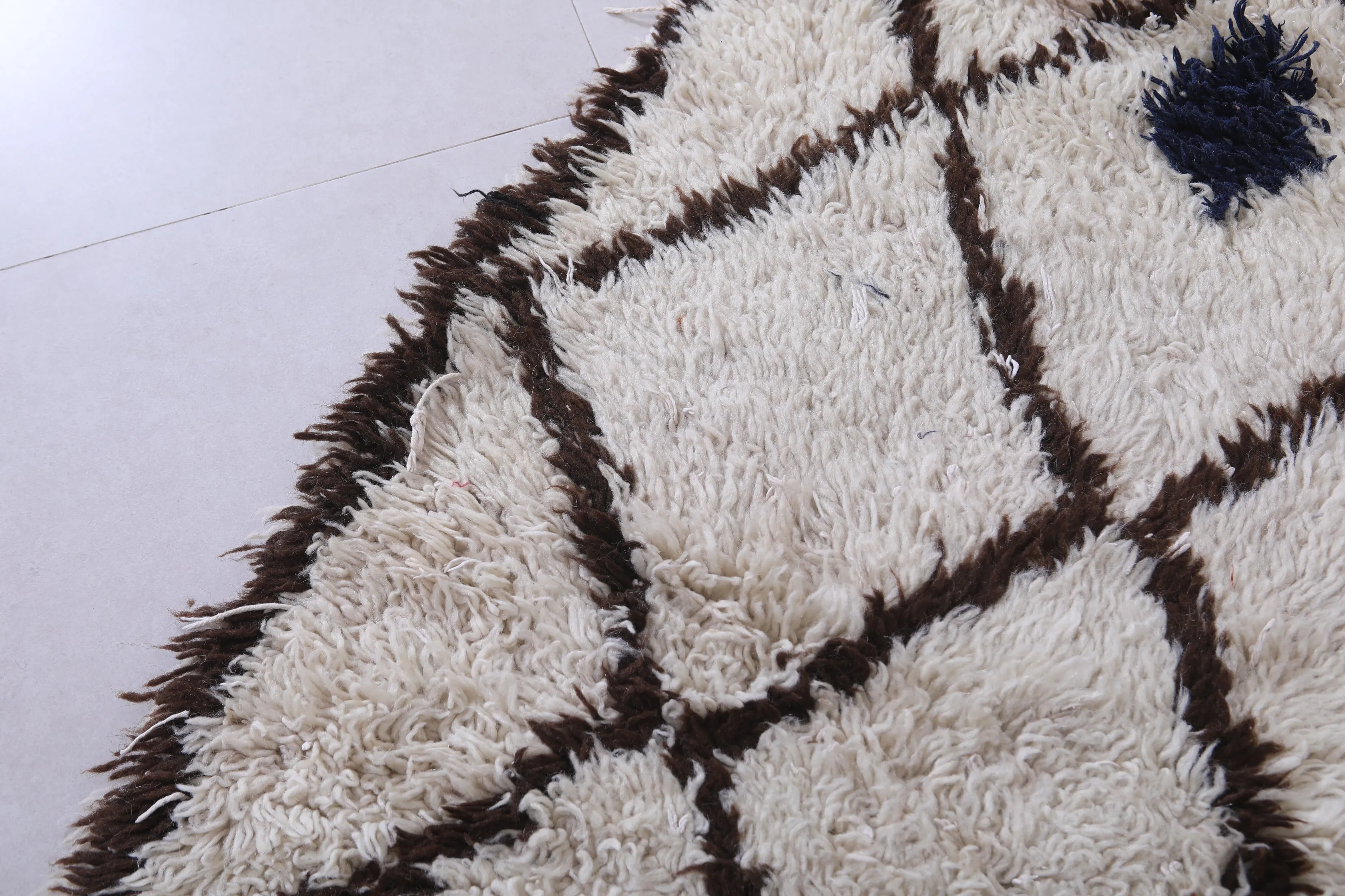 Classic Moroccan Berber Rug - Black & White Diamond Pattern 2.2 x 6.1 Feet