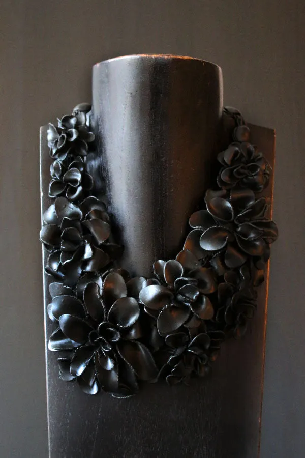 Grazia Fortuna Ward Small Black Flower Necklace
