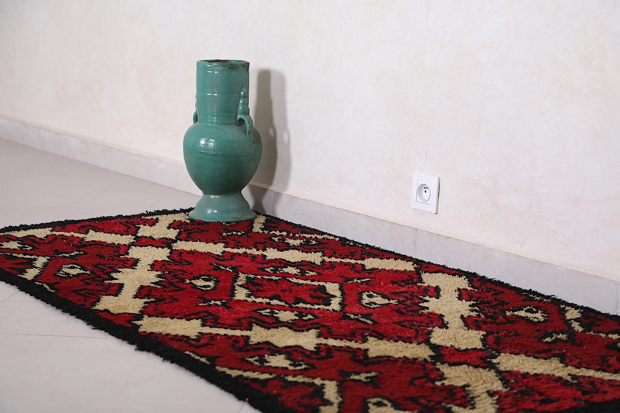 Hand-Woven Moroccan Rug 2.7 x 5.7 ft - Unique Berber Design