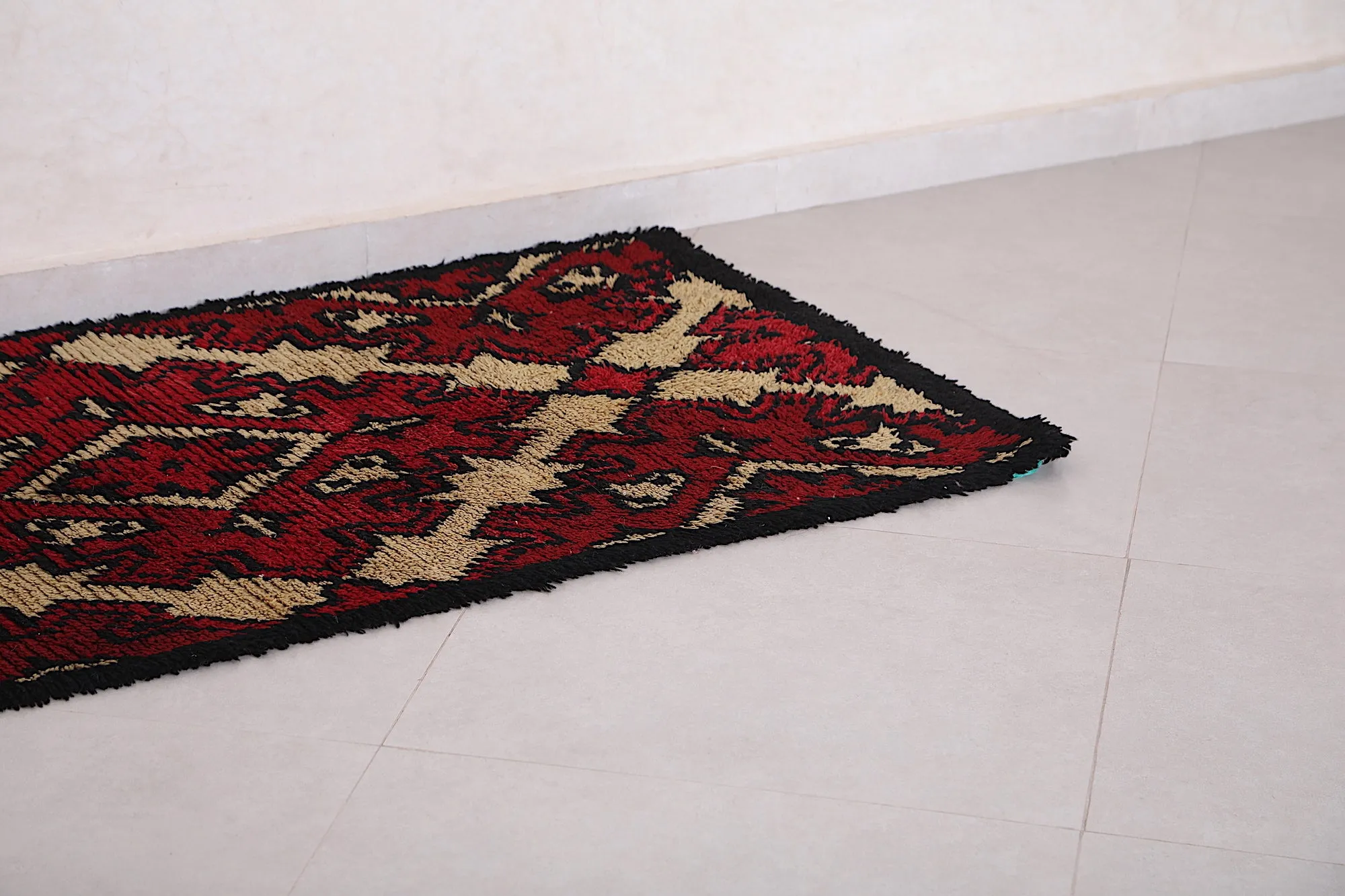 Hand-Woven Moroccan Rug 2.7 x 5.7 ft - Unique Berber Design