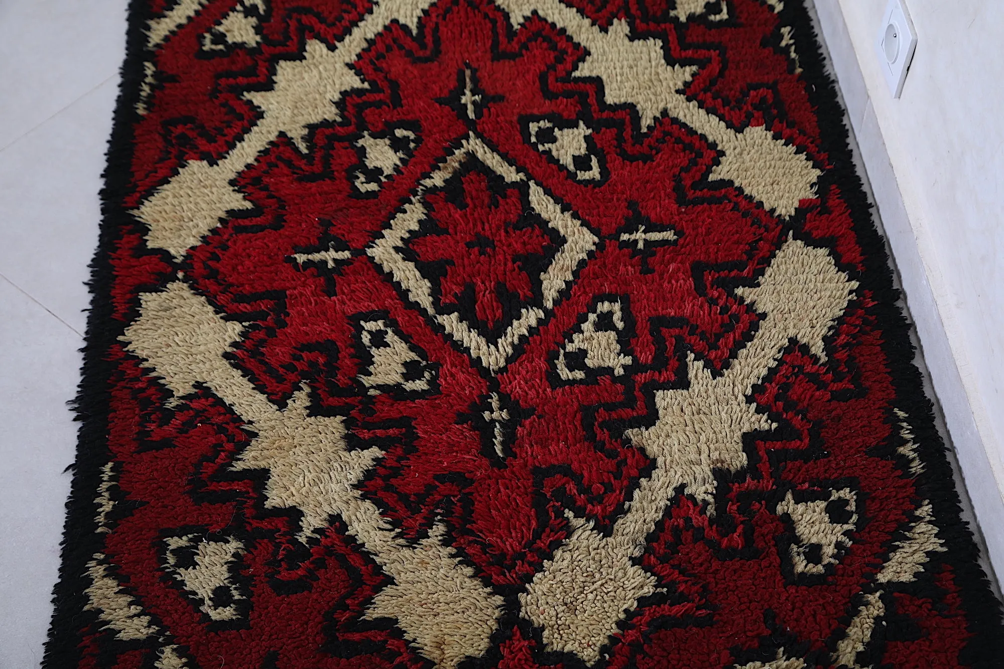 Hand-Woven Moroccan Rug 2.7 x 5.7 ft - Unique Berber Design