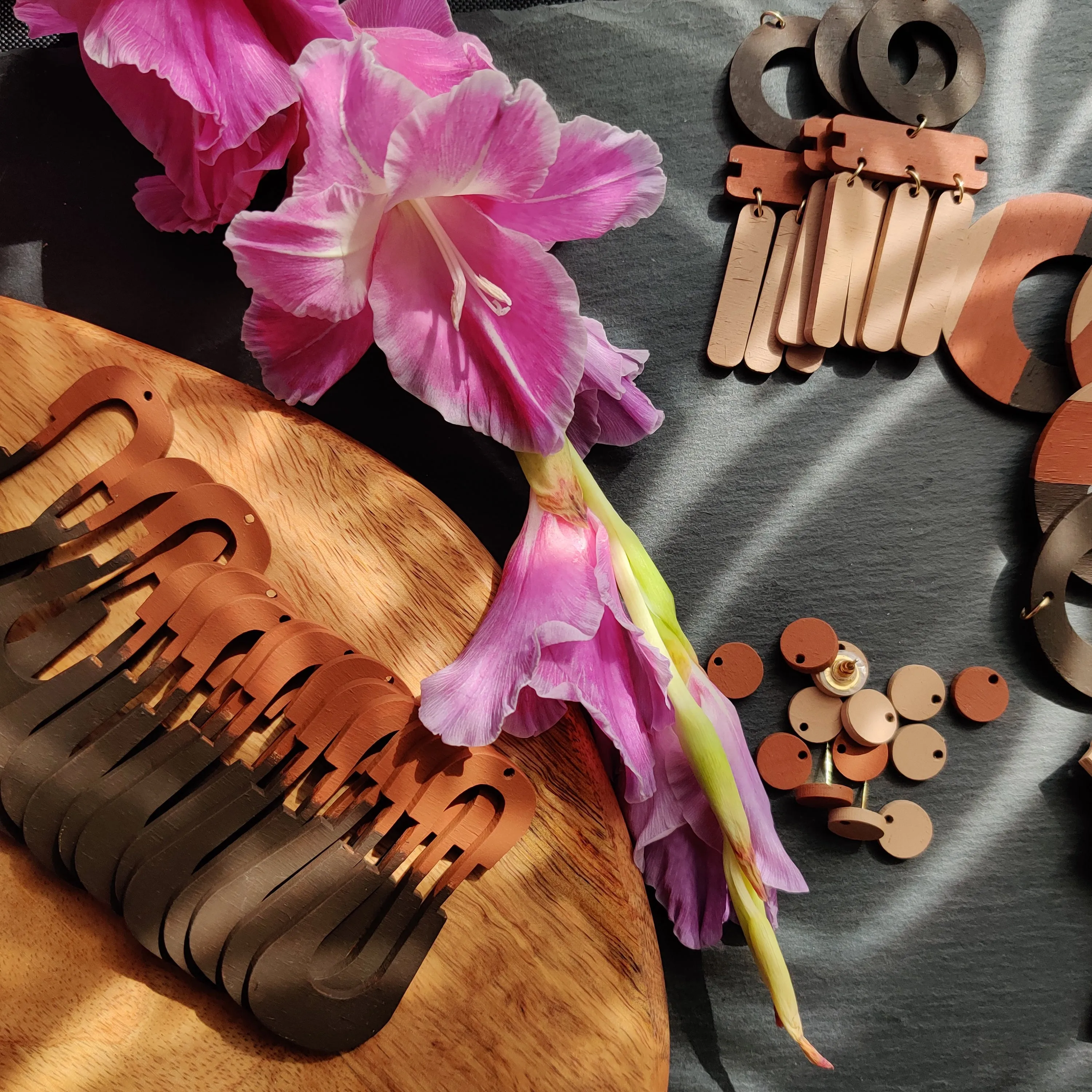 HOURGLASS EARRINGS | COCOA BEAN