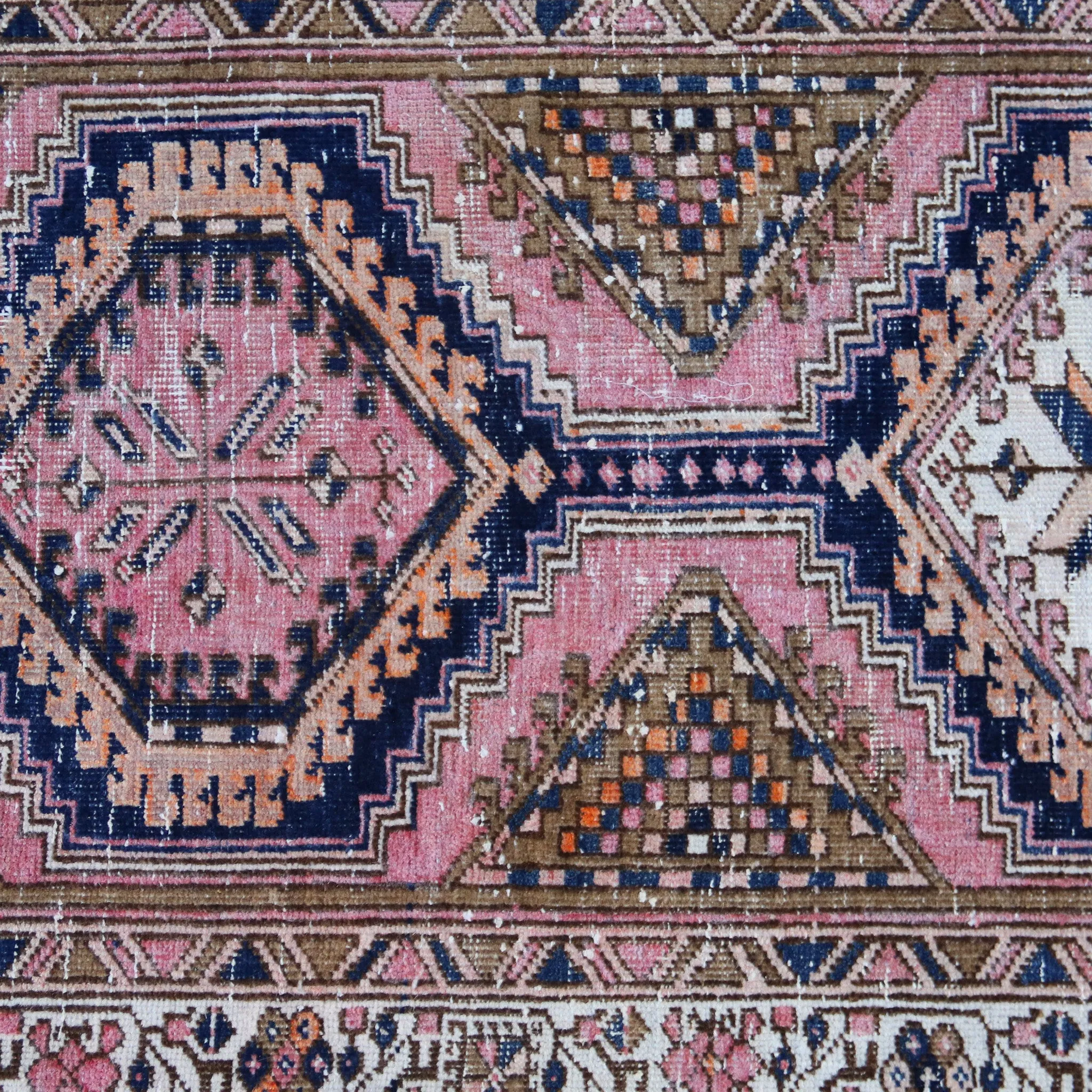 MA23 Handwoven Vintage Rug 3’2x7’4