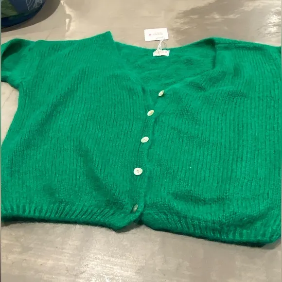 NWT cheery green sweater! Cozy comfy and cute💚soft v neck/cardi💚 see pic4 more