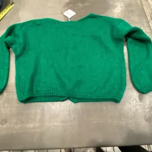 NWT cheery green sweater! Cozy comfy and cute💚soft v neck/cardi💚 see pic4 more