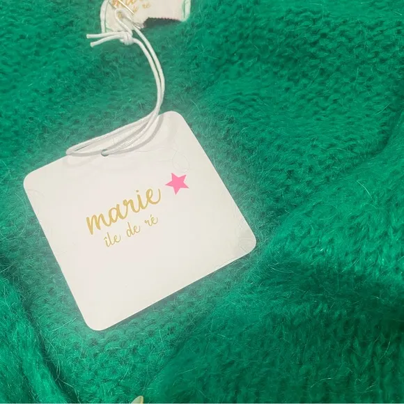 NWT cheery green sweater! Cozy comfy and cute💚soft v neck/cardi💚 see pic4 more
