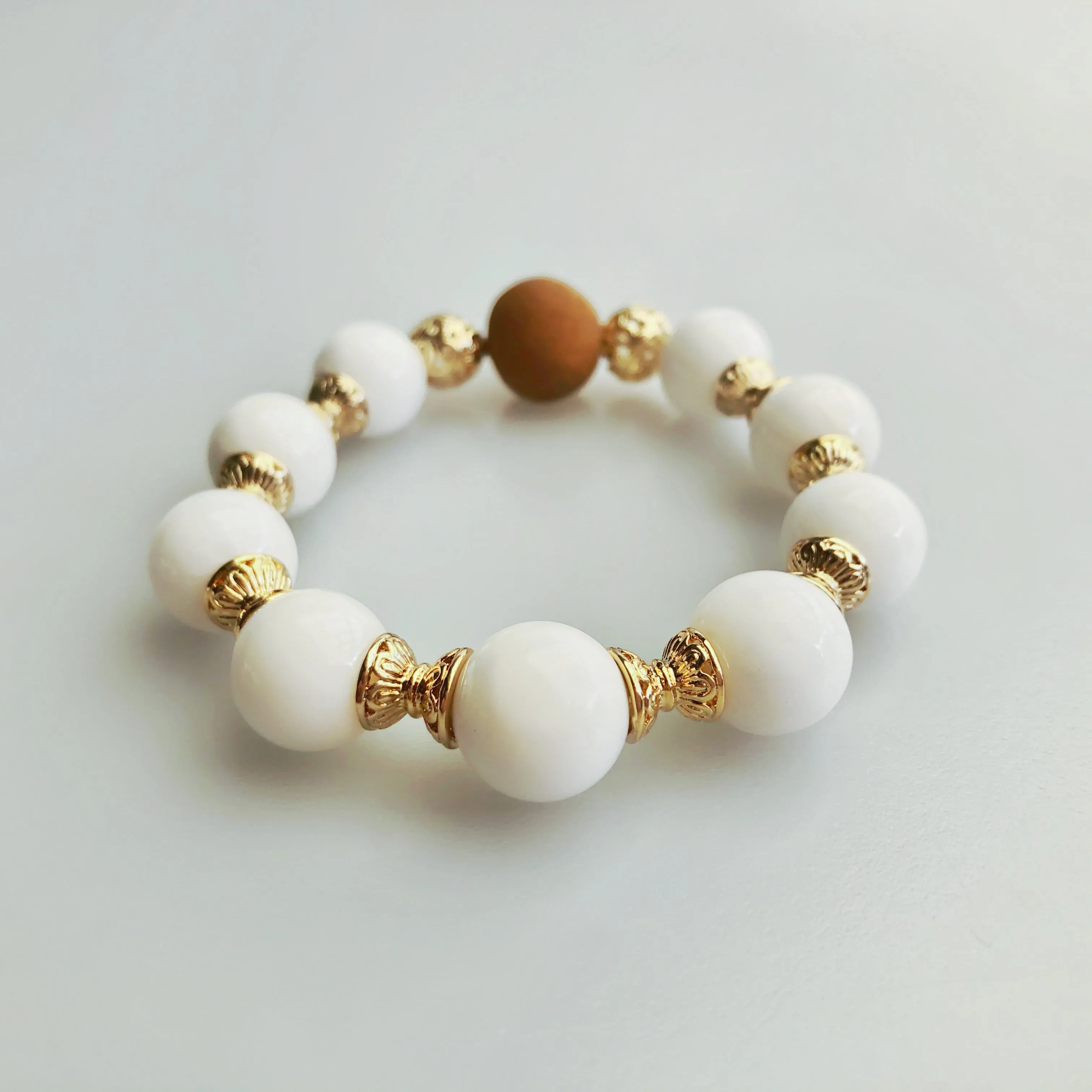 Vintage Style 12mm Tridacna Herbal Bracelet